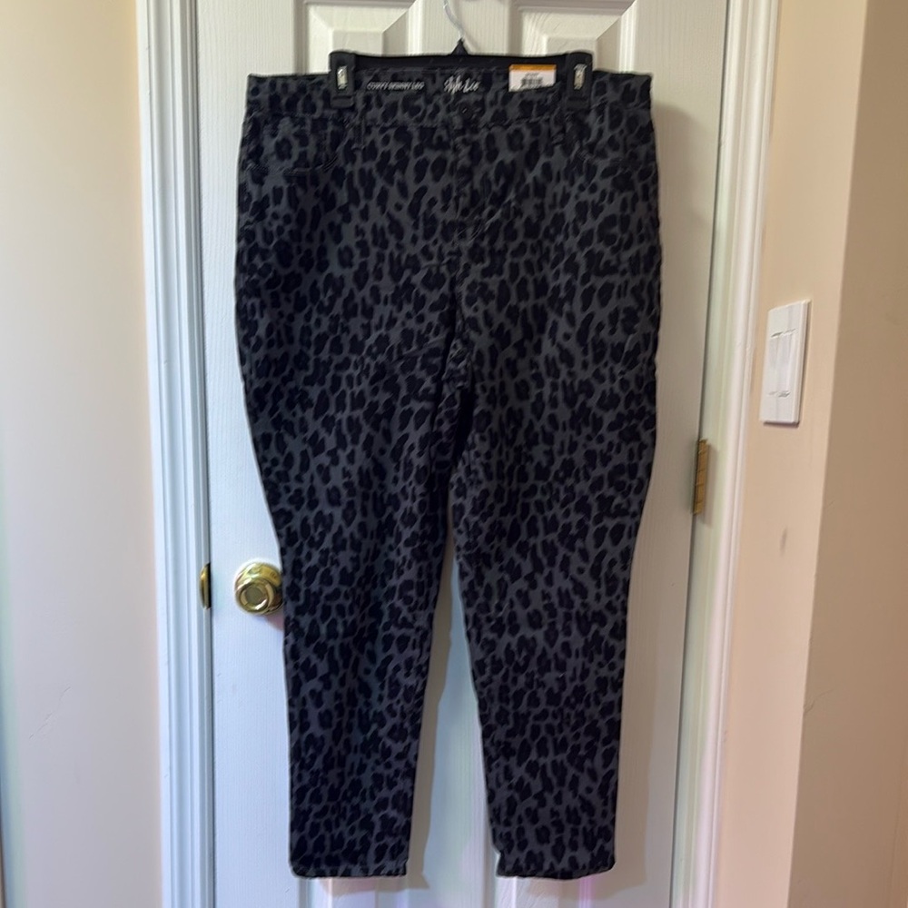 Style & Co Plus Size Animal Print  Skinny Jeans NWT Sz 16 W